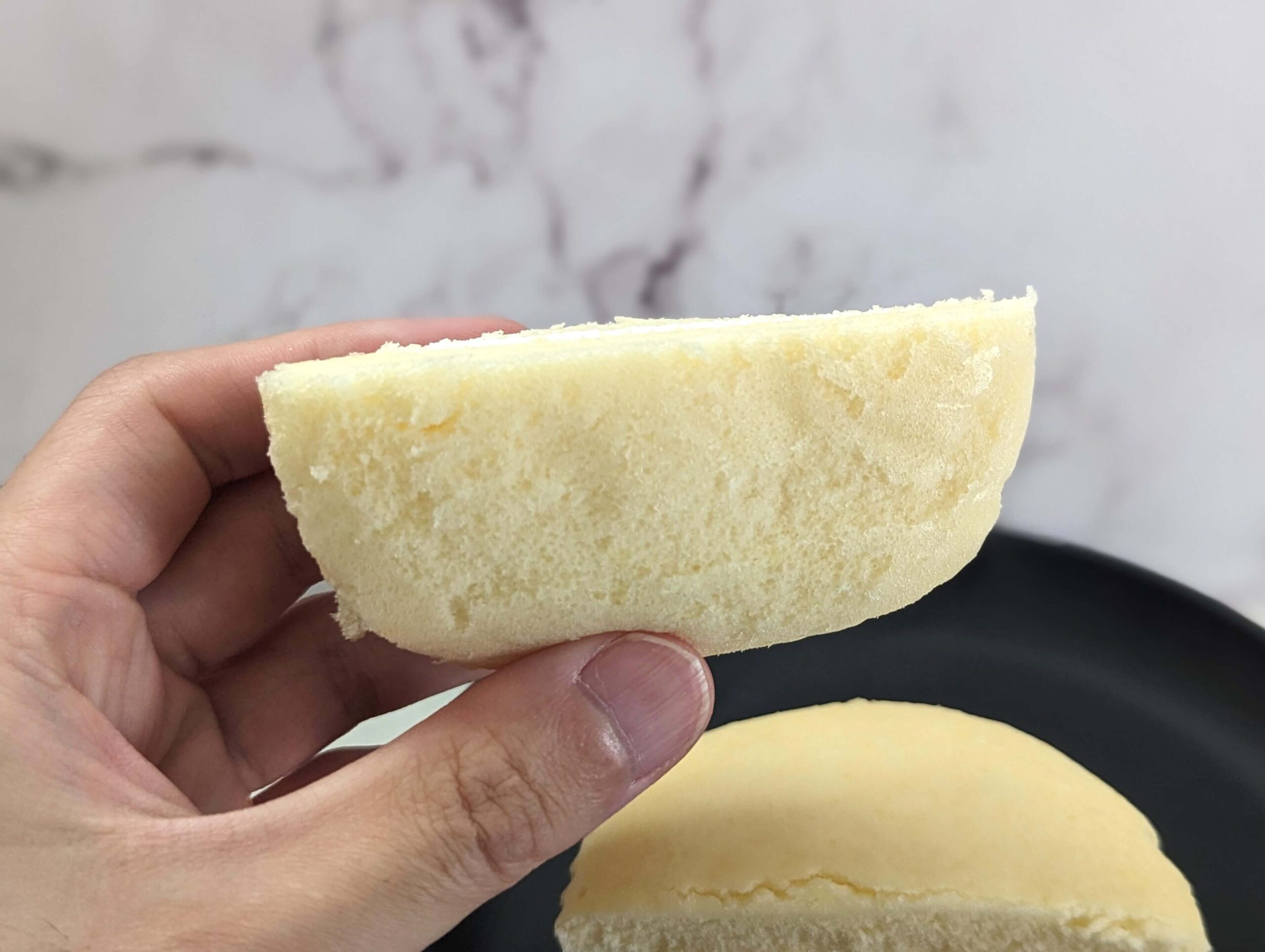 山崎製パン・ローソンストア100「チーズ蒸しケーキサンド マスカルポーネクリーム」2024年3月8日 (12)