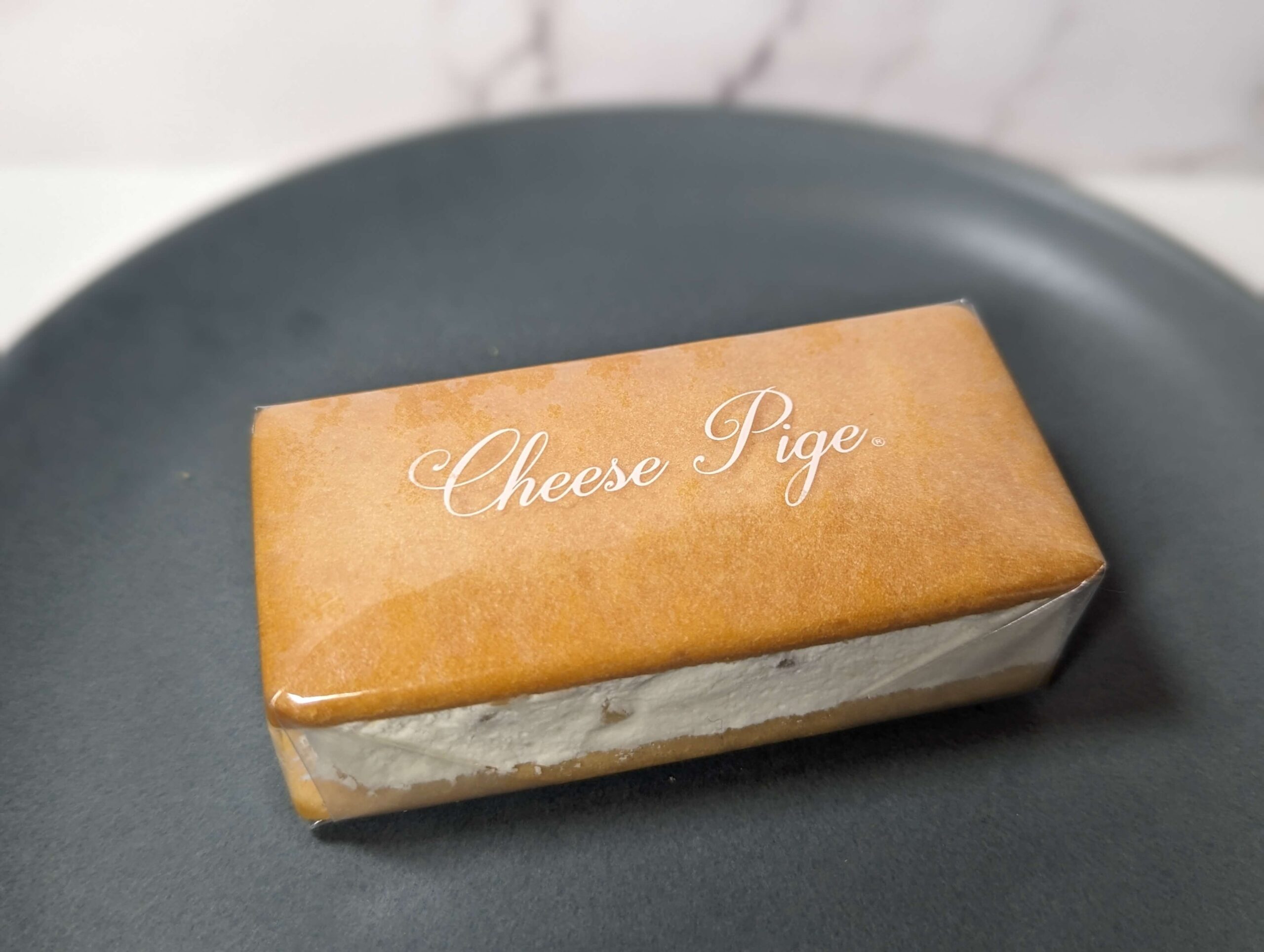 チーズピゲの「クッキーチーズサンド アーモンドカマンベール」