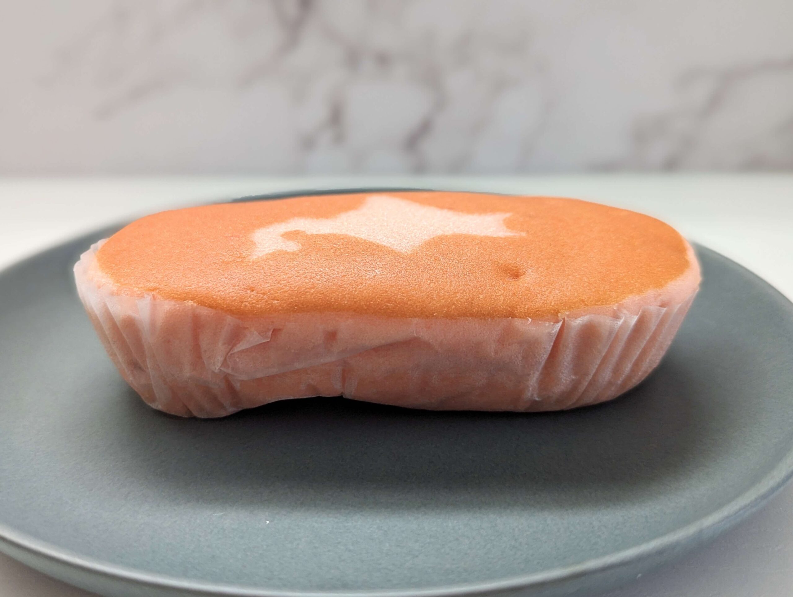 山崎製パン「北海道チーズ蒸しケーキ あまおう苺」 (4)