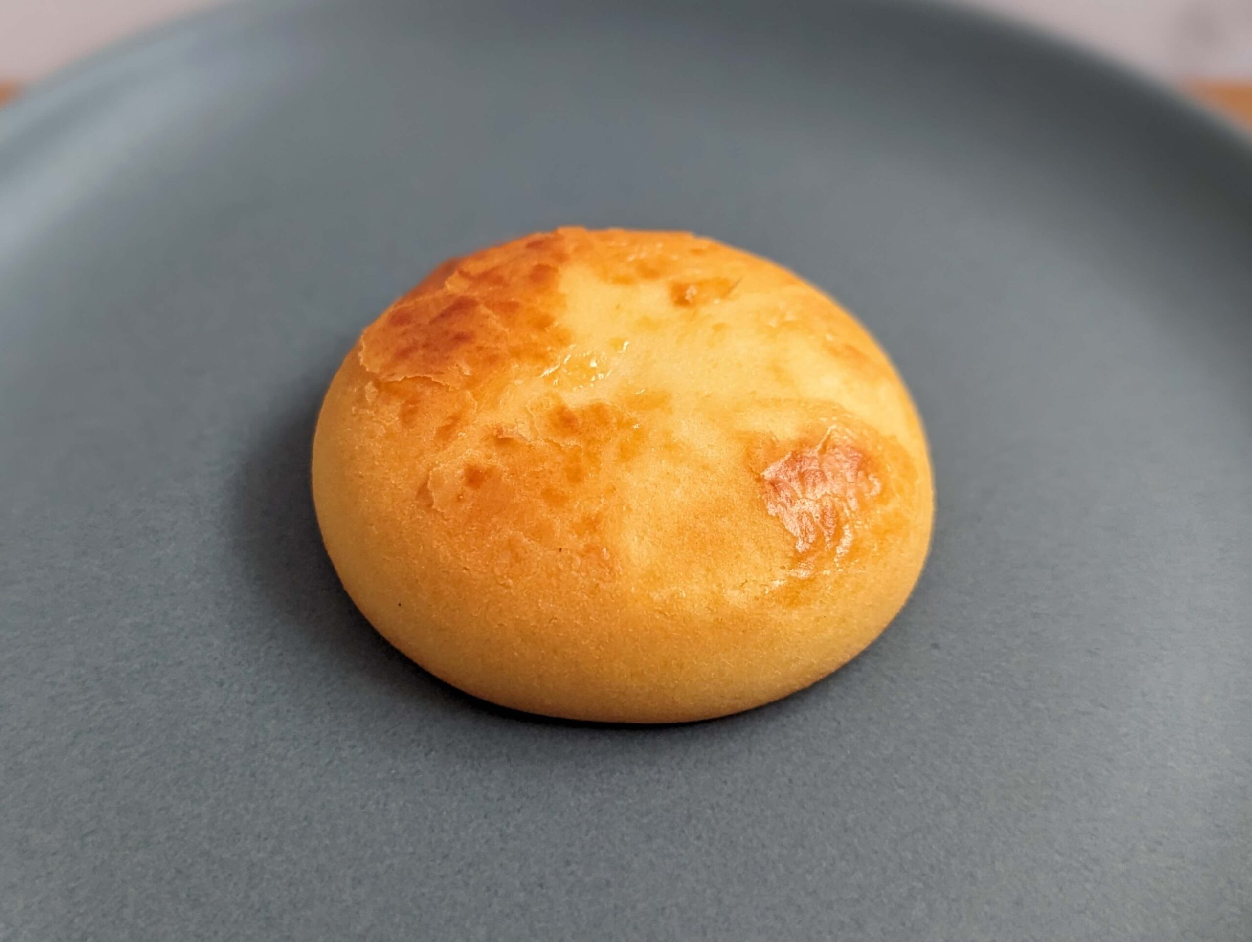 シャトレーゼの「濃厚チーズクリーム 窯焼きチーズ饅頭」 (4)