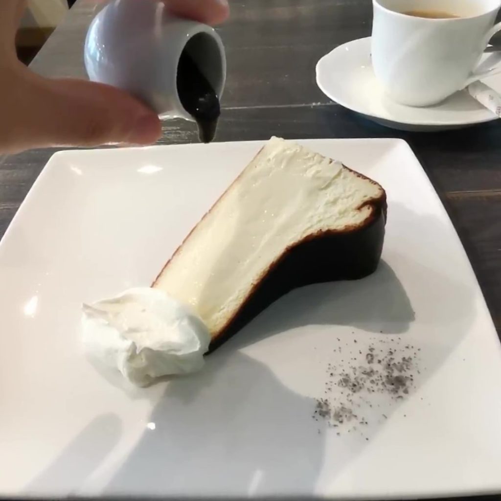 新宿　サーティーンカフェ バスクチーズケーキ チョコがけ (2)