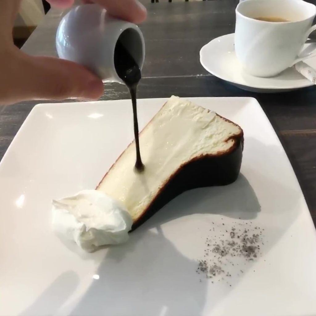 新宿　サーティーンカフェ バスクチーズケーキ チョコがけ (4)