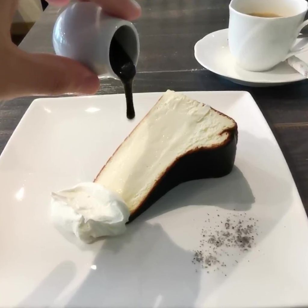 新宿　サーティーンカフェ バスクチーズケーキ チョコがけ (3)