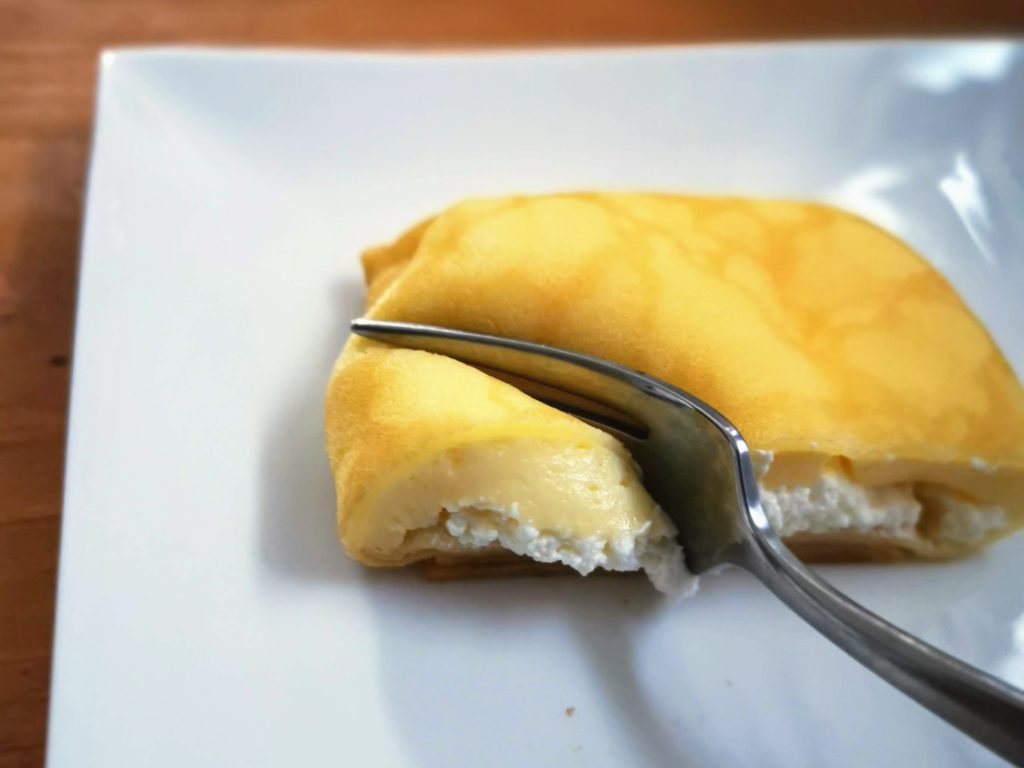 セブンイレブン・デリカシェフ　もっちりクレープ　ダブルレアチーズクリーム (8)