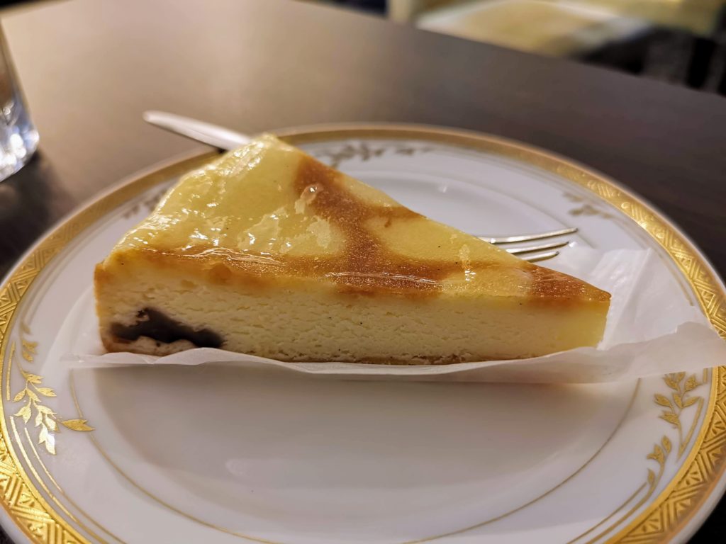 カフェ・ド・パリ（新大阪ワシントンホテルプラザ） ベイクドチーズケーキ (2)