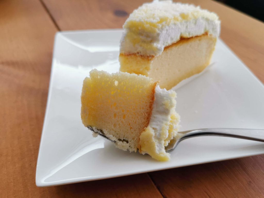 ファミリーマート（山崎製パン）　チーズスフレとレアチーズクリームのケーキ