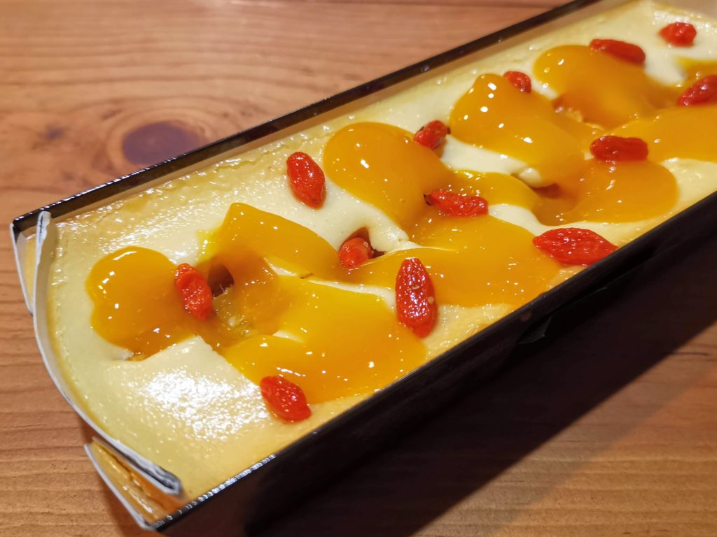 成城石井　プレミアムチーズケーキ　マンゴーとコジベリーの杏仁チーズケーキ (5)
