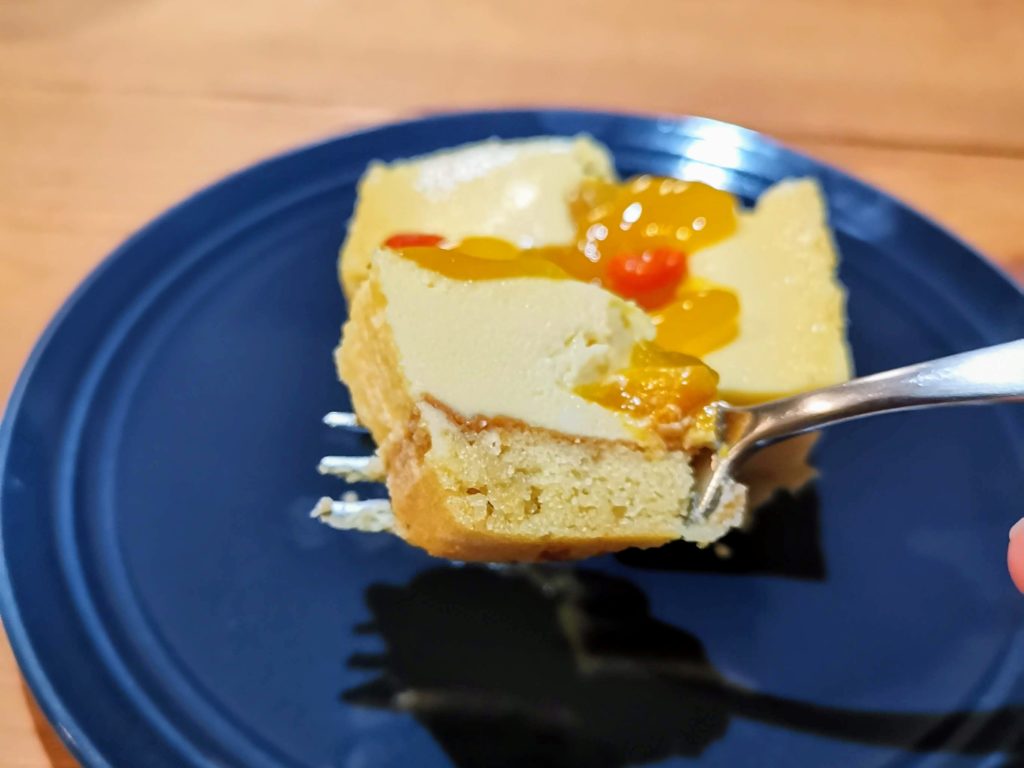 成城石井　プレミアムチーズケーキ　マンゴーとコジベリーの杏仁チーズケーキ (2)