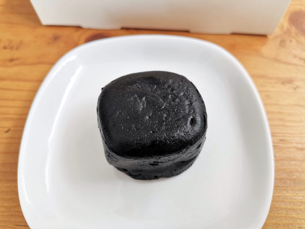 千紀園　竹炭で真っ黒 濃チーズケーキ 『黒まる』