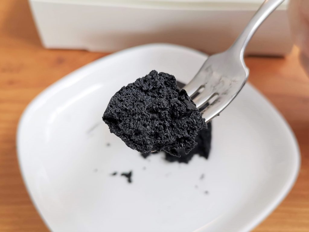 千紀園　竹炭で真っ黒 濃チーズケーキ 『黒まる』