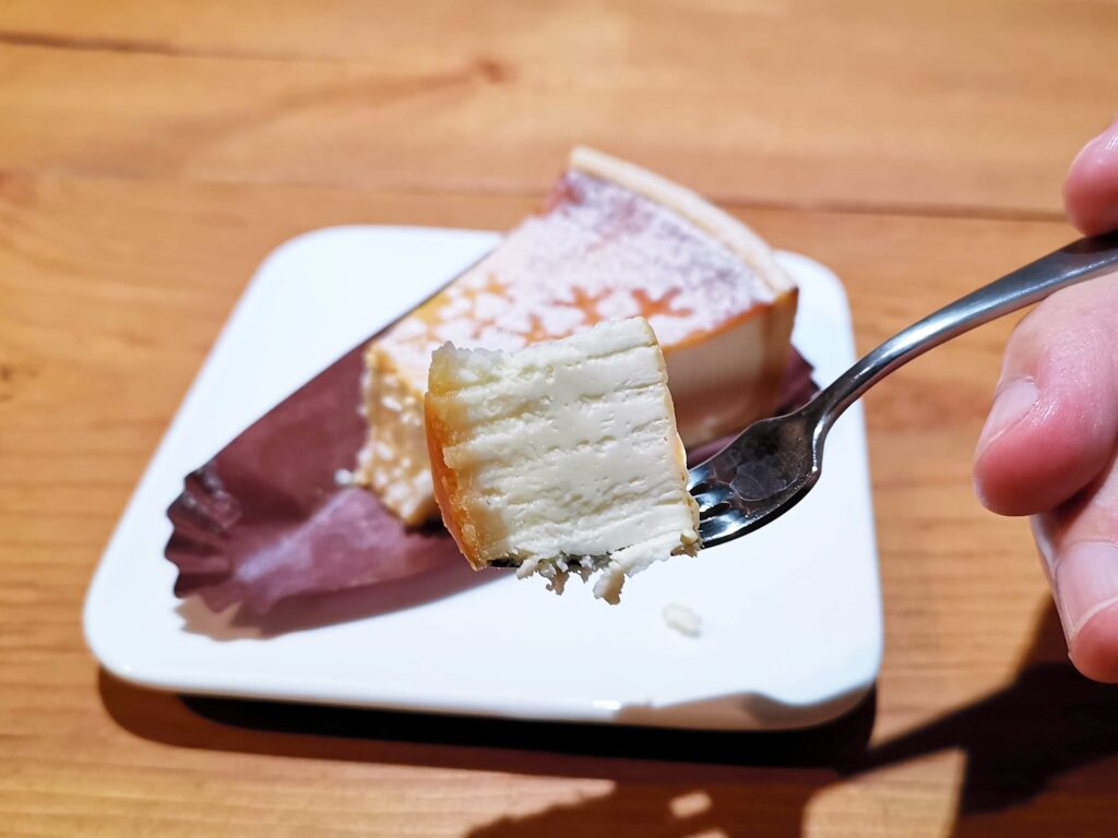 シャトレーゼ　濃厚ベイクドチーズケーキ (8)_R