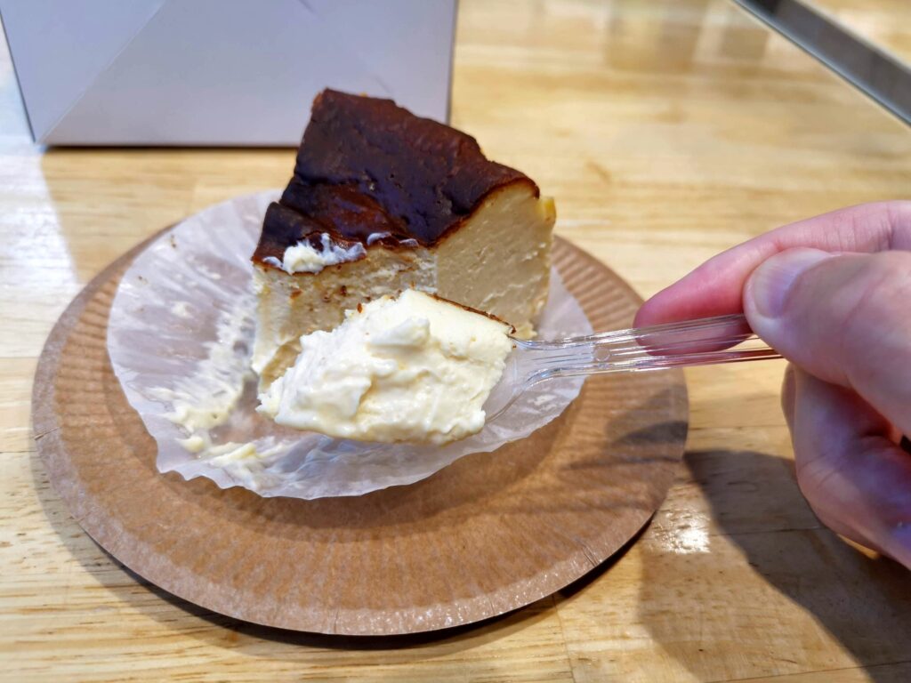 787 Nanohana Coffee Roaster（ナノハナコーヒーロースター）のバスクチーズケーキの写真
