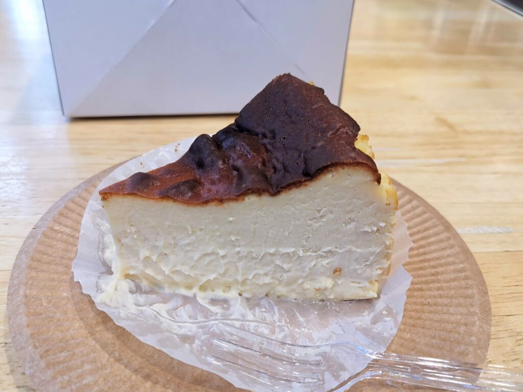 787 Nanohana Coffee Roaster（ナノハナコーヒーロースタリー）のバスクチーズケーキの写真