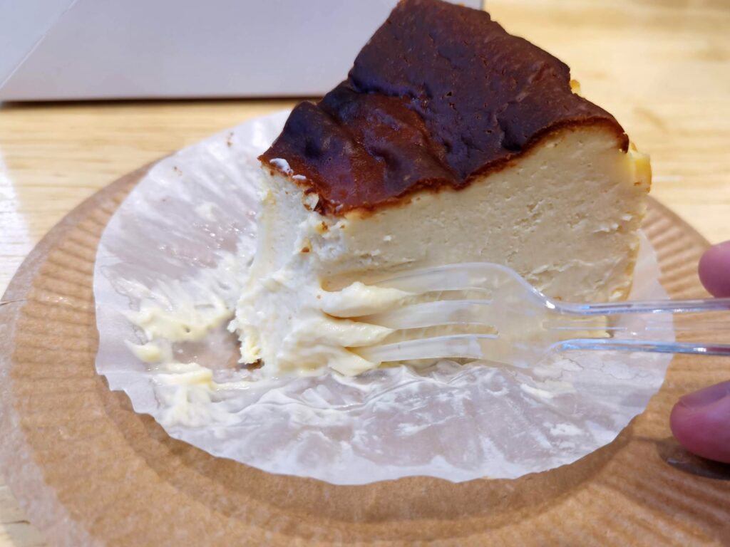 787 Nanohana Coffee Roaster（ナノハナコーヒーロースター）のバスクチーズケーキの写真
