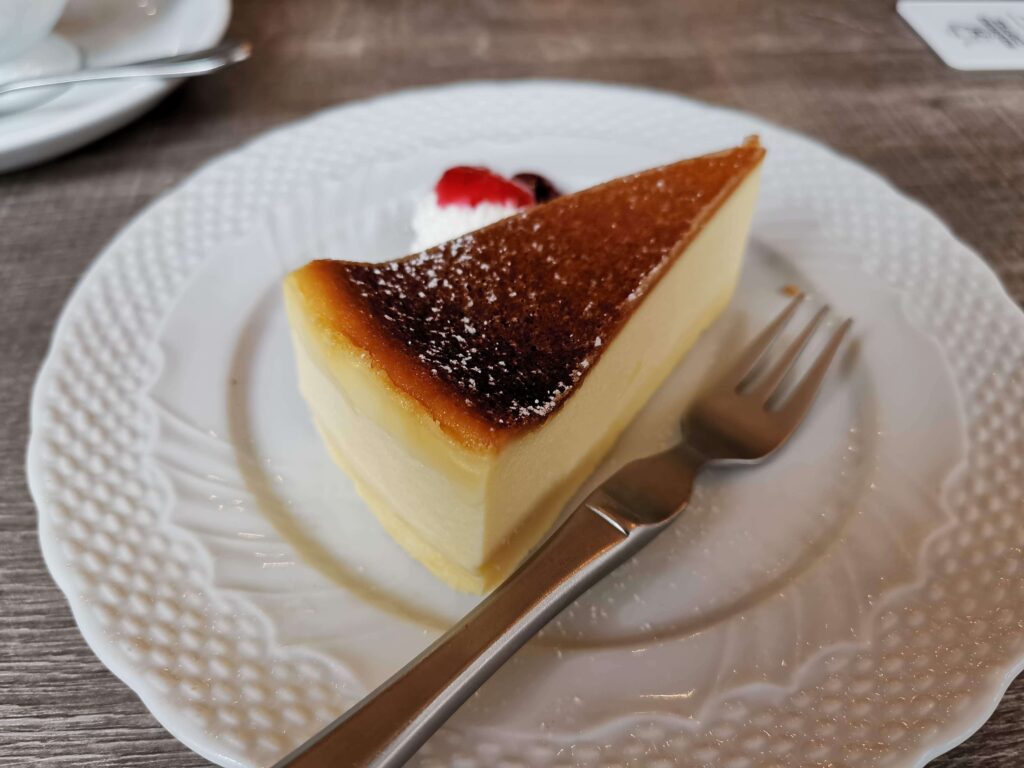 【星乃珈琲店】北海道バスクチーズケーキ チェリーソース添えの写真 (15)
