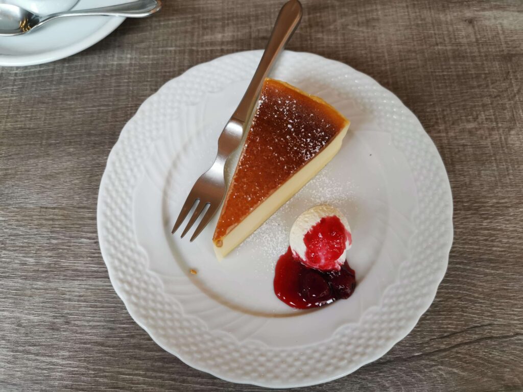 【星乃珈琲店】北海道バスクチーズケーキ チェリーソース添えの写真 (17)