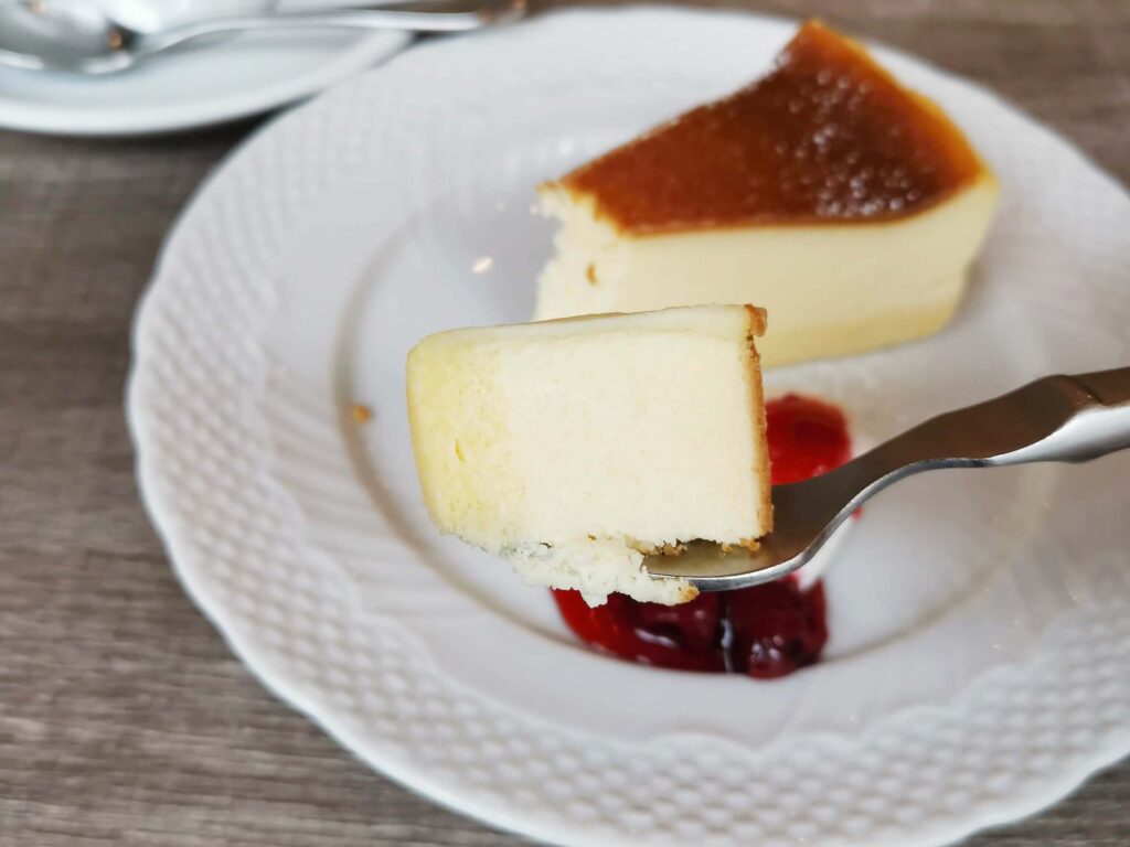 【星乃珈琲店】北海道バスクチーズケーキ チェリーソース添えの写真 (22)