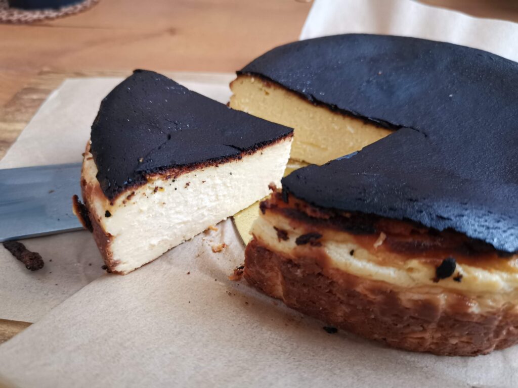 チーズケーキKAKA　バスクチーズケーキの写真 (9)