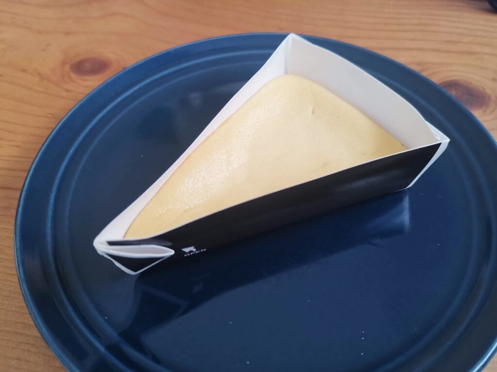 ローソン・山崎製パンのなめらかベイクドチーズケーキ (3)