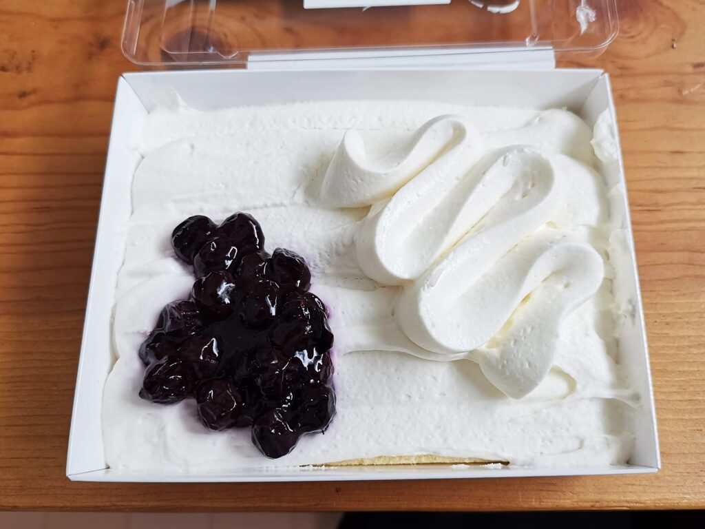 成城石井　リコッタとマスカルポーネのブルーベリーチーズケーキの写真 (1)