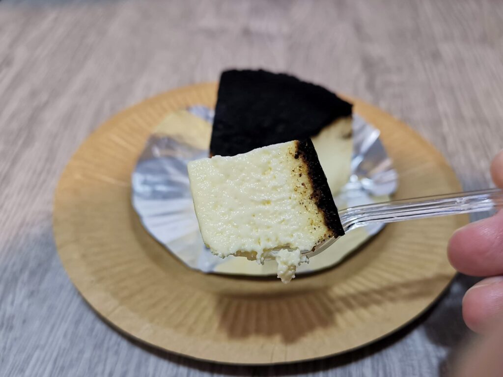 赤坂「チーズケーキプラス」のバスクチーズケーキの写真 (9)
