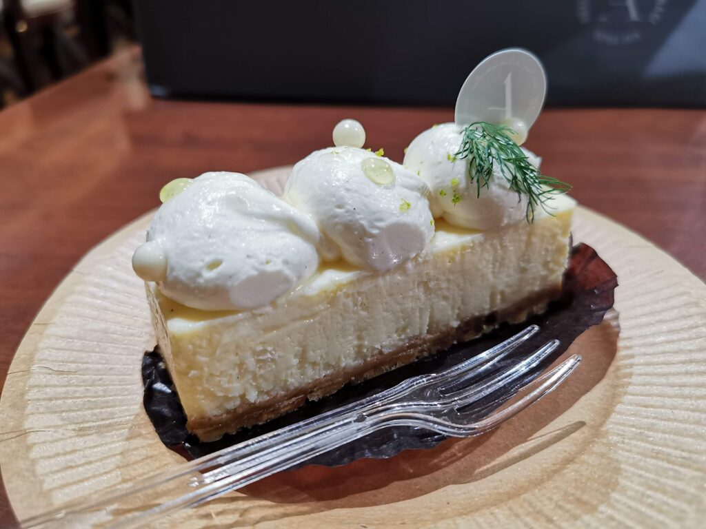 PÂTISSERIE ASAKO IWAYANAGI　2種の半生チーズケーキ (5)
