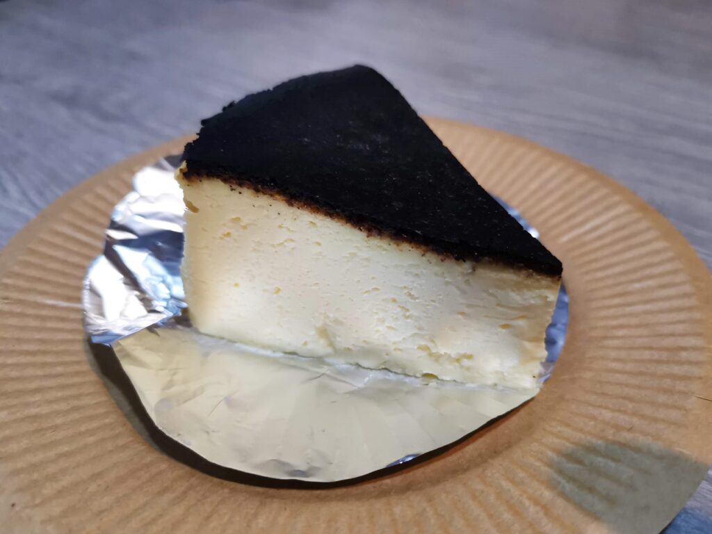 赤坂「チーズケーキプラス」のバスクチーズケーキの写真 (10)