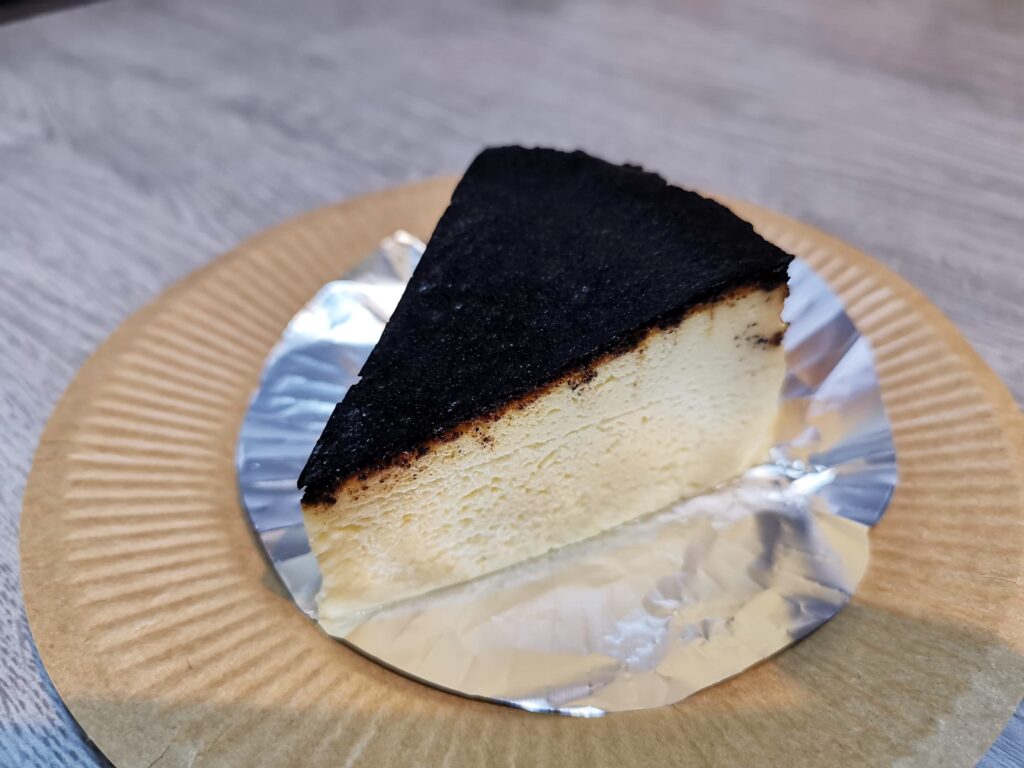 赤坂「チーズケーキプラス」のバスクチーズケーキの写真 (9)