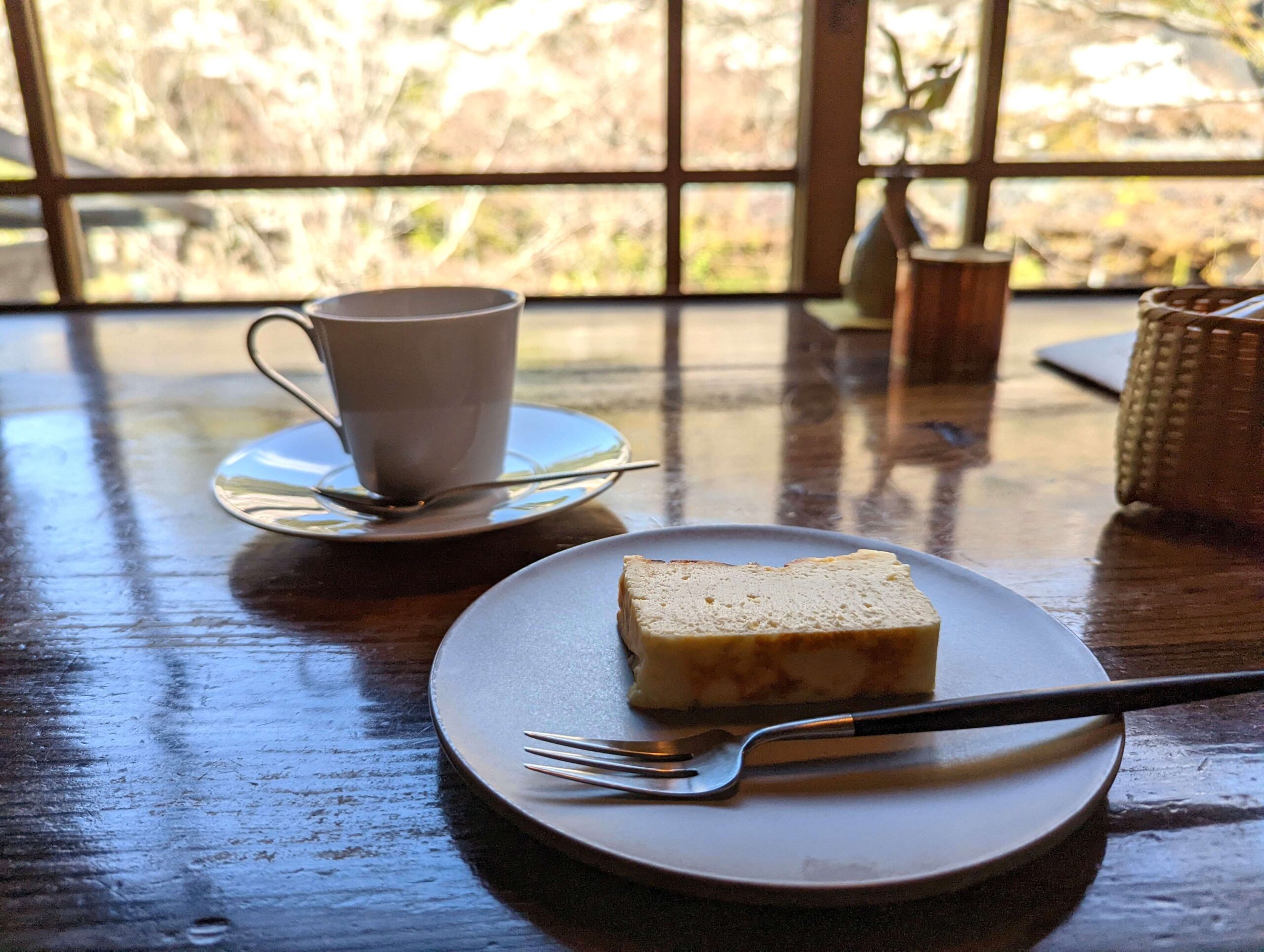 亀の井別荘・茶房天井桟敷の自家製バスクチーズケーキの写真 (3)