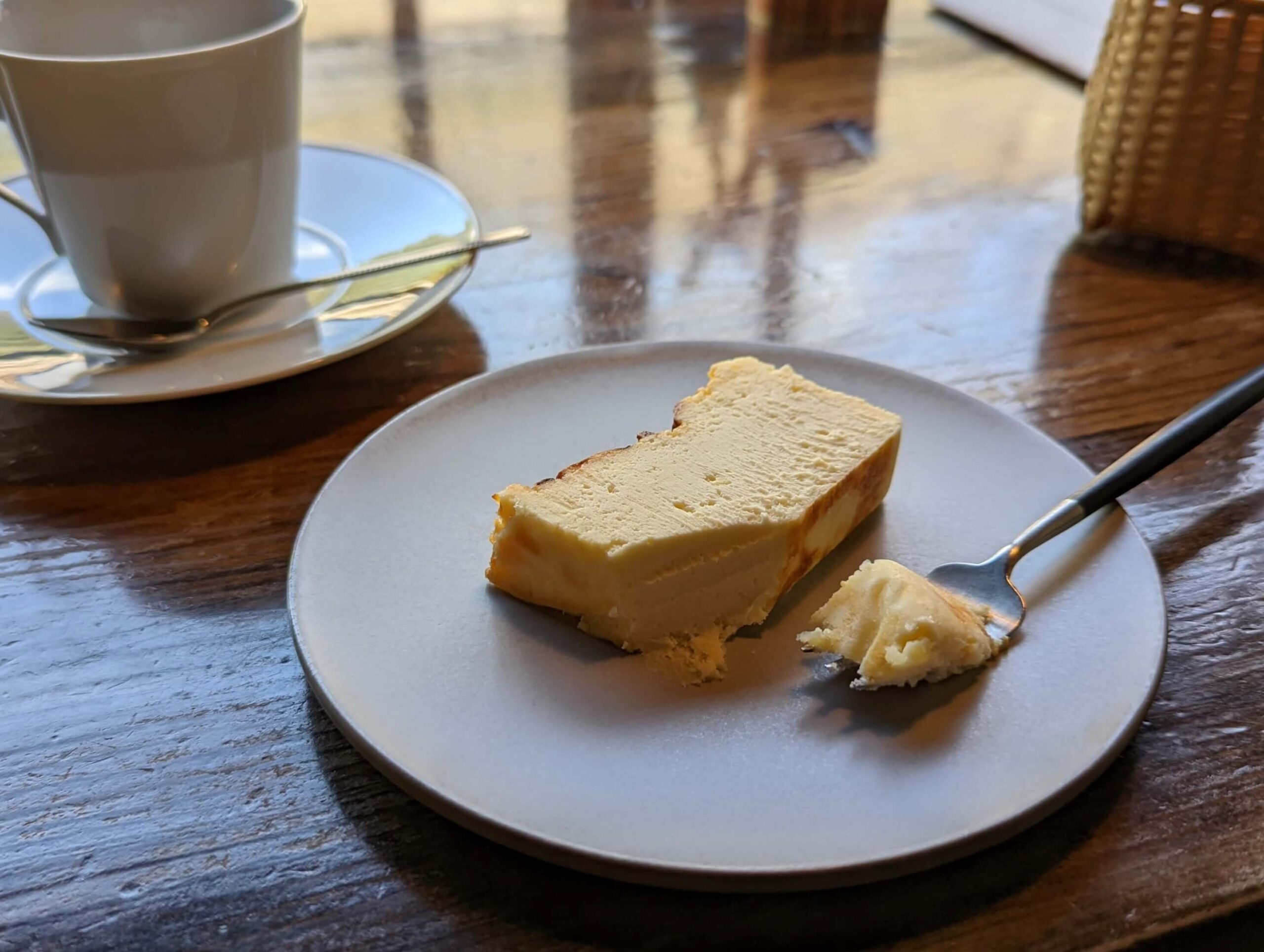 亀の井別荘・茶房天井桟敷の自家製バスクチーズケーキの写真 (3)