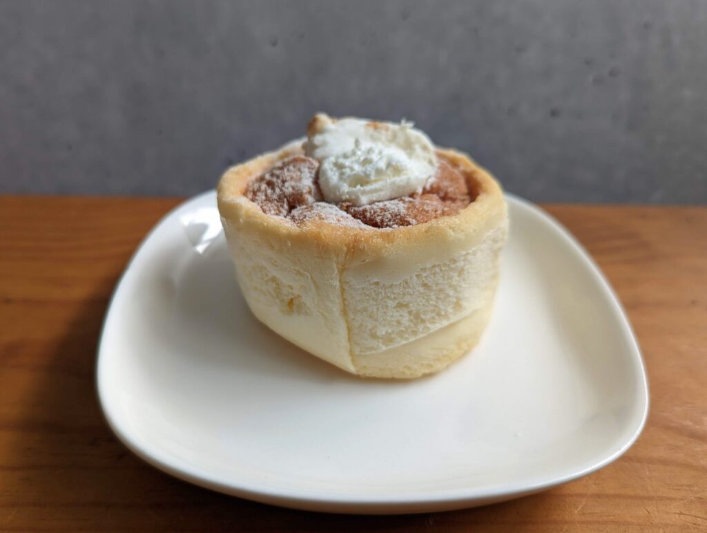 ローソン・山崎製パンのふわしゅわスフレチーズケーキ(チーズクリーム入り) (1)