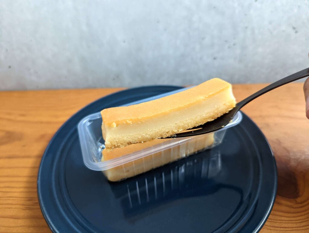 ファミリーマートの濃厚ベイクドチーズケーキ (4)