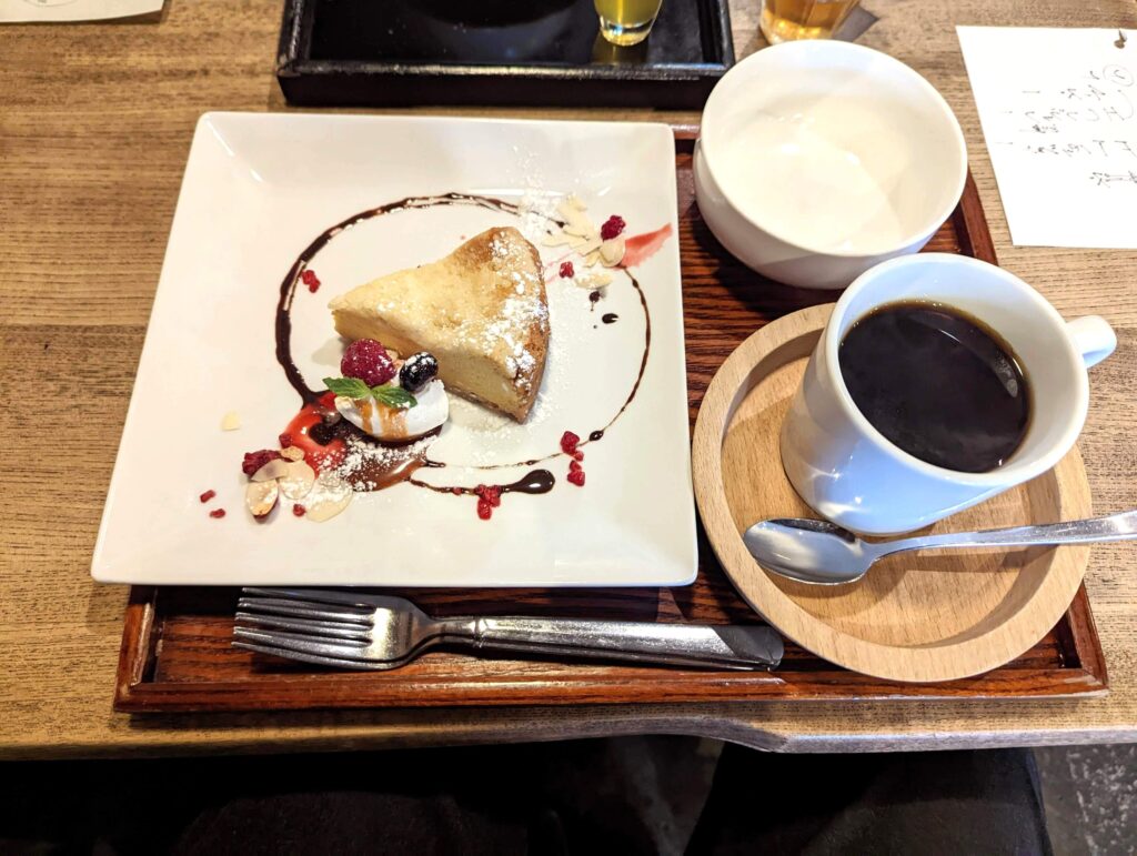 岡山倉敷「町家喫茶 三宅商店」のカボチャとクランブルのチーズケーキ (2)