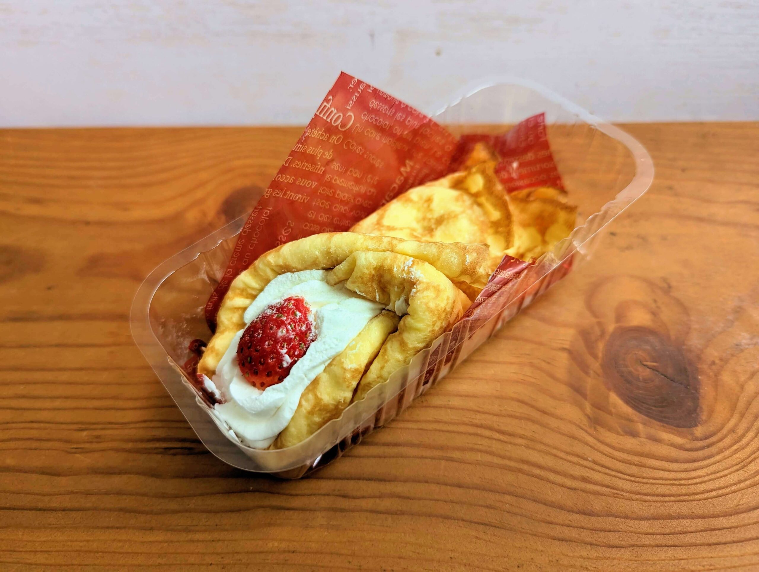 ローソン・苺とベイクドチーズのクレープ (2)