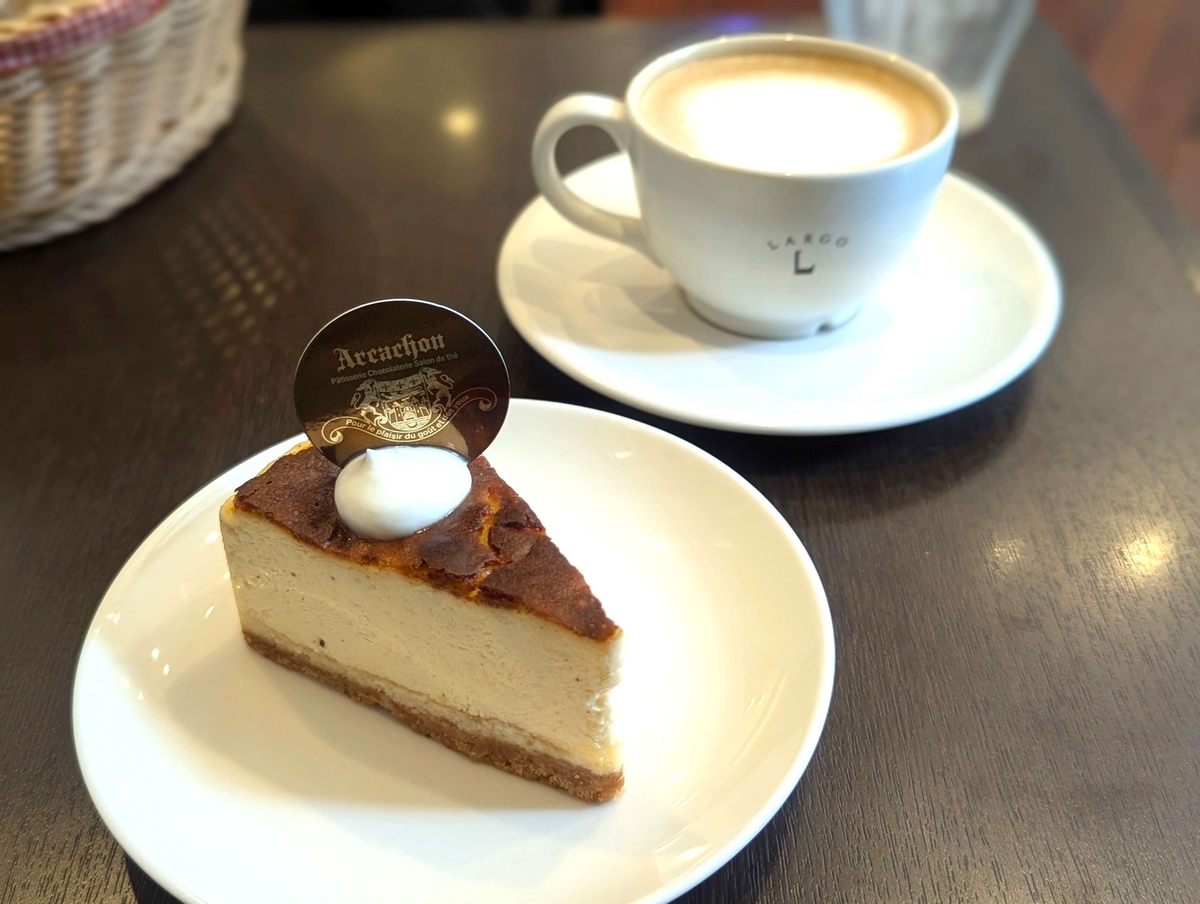 お土産におすすめしたいハンディで食べられるチーズケーキ！東京駅【ナウオンチーズ】のチーズケーキサンドを食べてみた