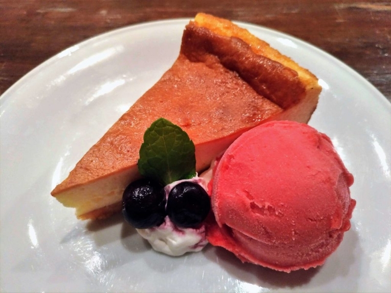 blue books cafe NYチーズケーキ　ラズベリーシャーベット添 (1)