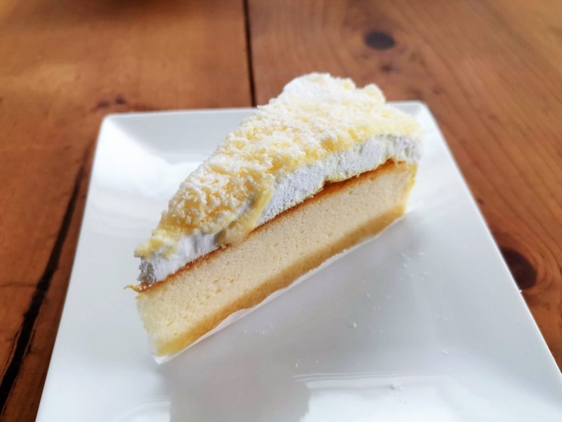 ファミリーマート（山崎製パン）　チーズスフレとレアチーズクリームのケーキ