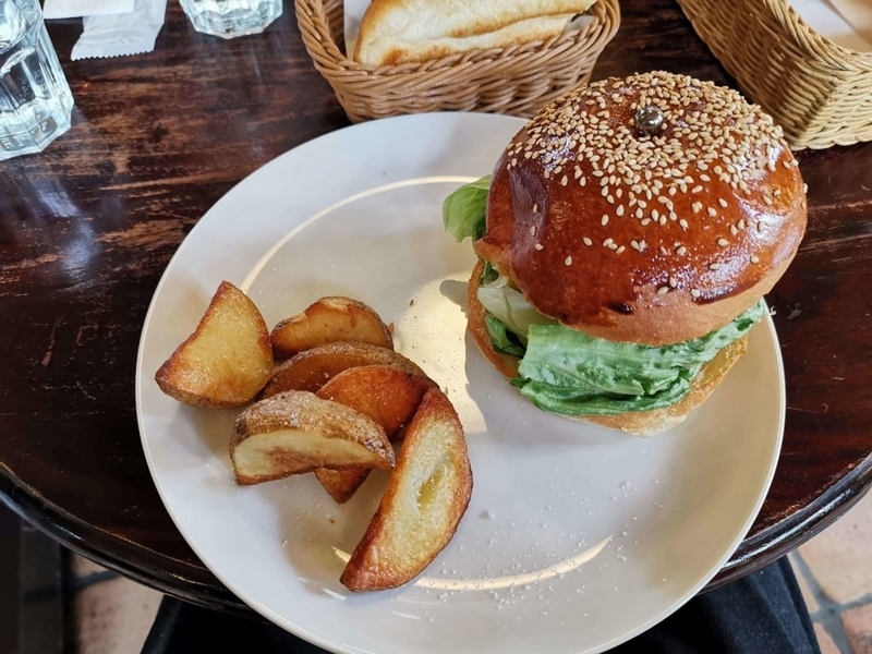 都立家政　カフェ・フェリーチェ　チェダーチーズバーガー