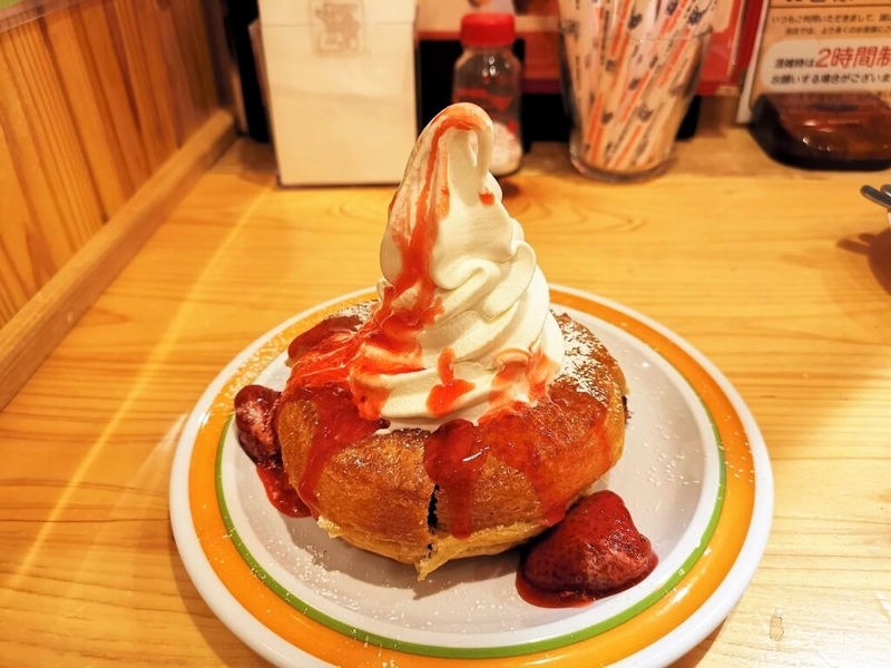 コメダ珈琲店　小倉ノワール　いちごソース