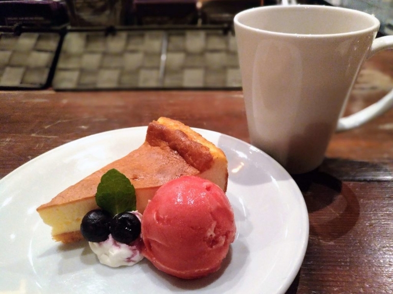 blue books cafe NYチーズケーキ　ラズベリーシャーベット添 (11)