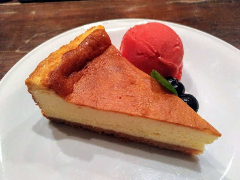 blue books cafe NYチーズケーキ　ラズベリーシャーベット添 (7)