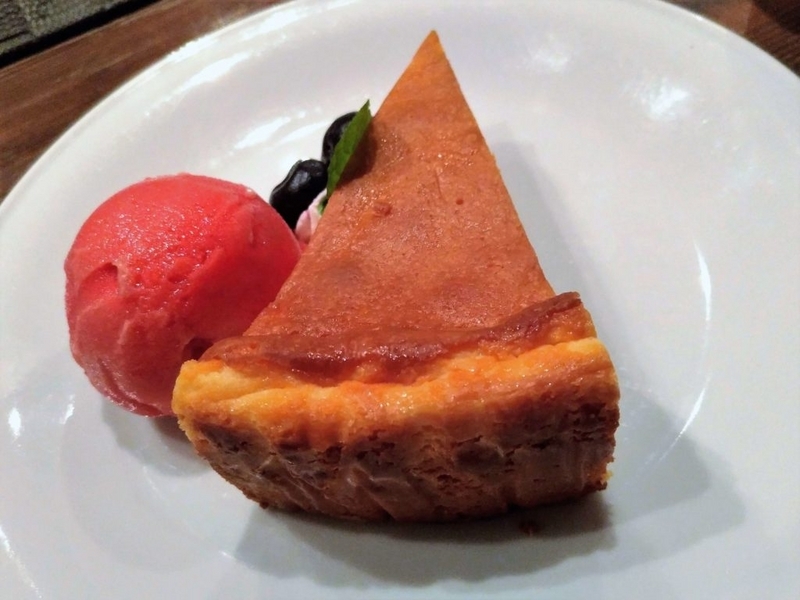 blue books cafe NYチーズケーキ　ラズベリーシャーベット添 (10)