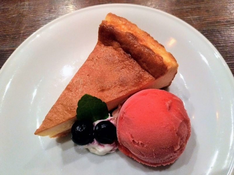 blue books cafe NYチーズケーキ　ラズベリーシャーベット添 (2)