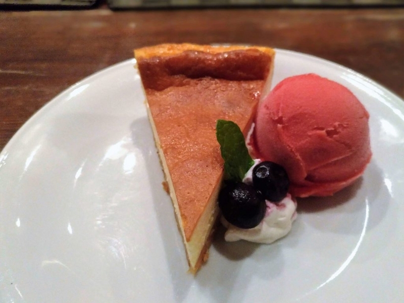 blue books cafe NYチーズケーキ　ラズベリーシャーベット添 (4)