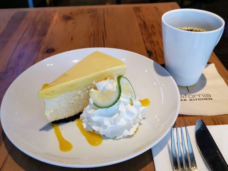 川崎　カリフォルニアピザキッチン　マンゴーチーズケーキ