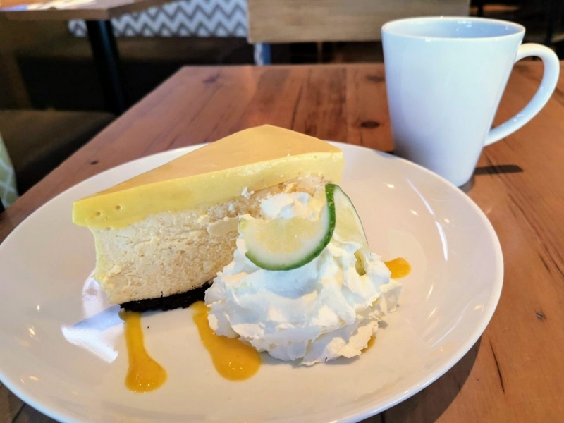 川崎　カリフォルニアピザキッチン　マンゴーチーズケーキ