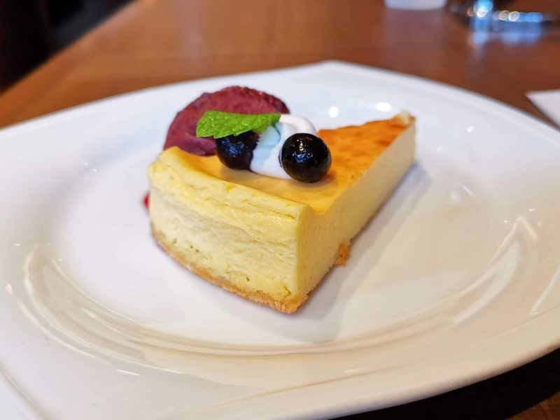 倉式珈琲店 ニューヨークチーズケーキ （カシスシャーベット添え） (9)