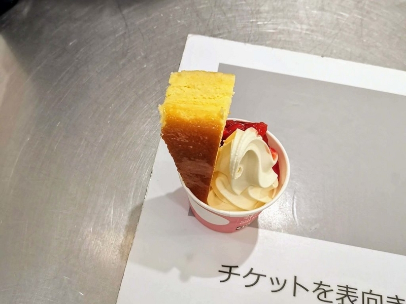 IKEA BISTRO ストロベリーチーズケーキサンデー