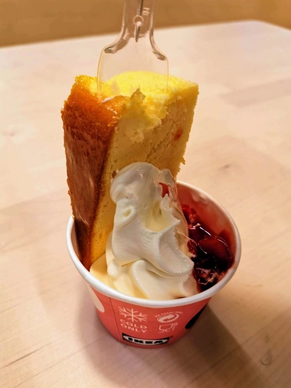 IKEA BISTRO ストロベリーチーズケーキサンデー