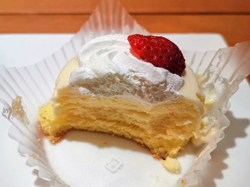 ファミリーマート（ロピア）　いちごのチーズケーキ (11)